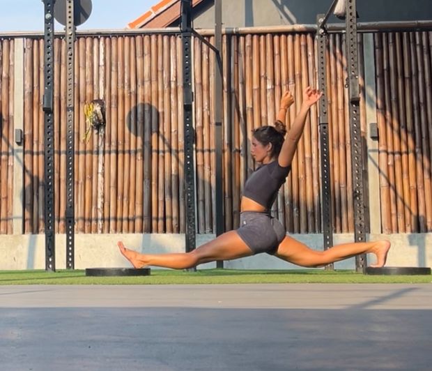 Strength meets Flexibility: Front split 