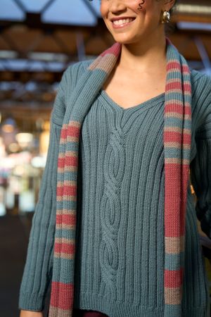 V-Pulli mit Rippen- streifen und Zopf &amp; Schal mit Streifen