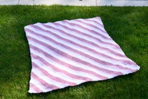 Babydecke mit Diagonalstreifen