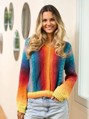 Quergestrickter Pulli im Farbverlauf