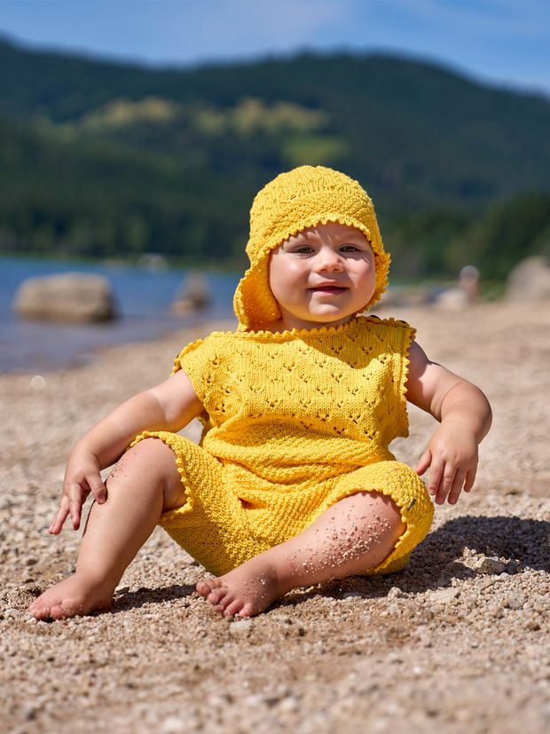 Sonnenmütze und Kurzoverall mit Ajourmusterpasse