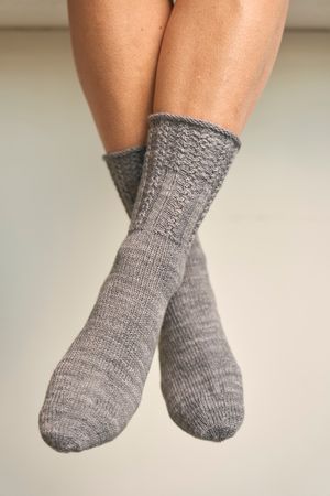 Socken mit falschen Mini-Zöpfen