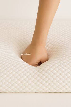 Hand pressing memory foam mattress with textured cover