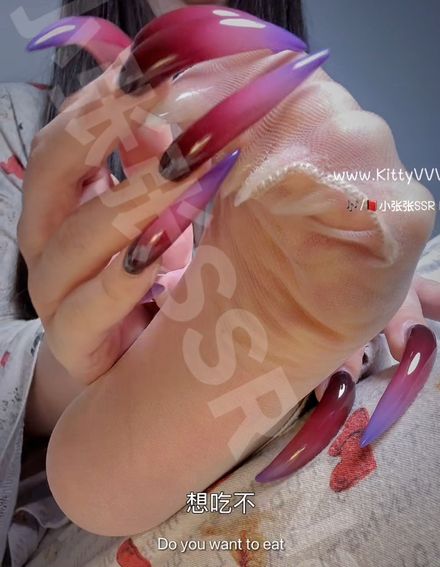 Talking you through smelling and sucking my feet (Eng + Chi subs) 