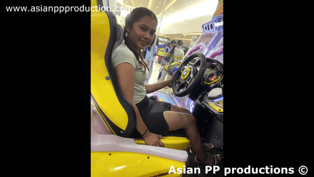 846 - Odette trying arcade game