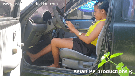 852 - Inday pumping pedals in slides and barefeet