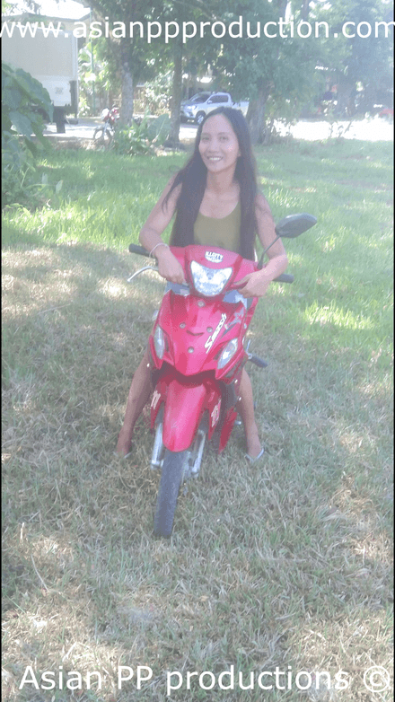 848 - Lisa scooter revving