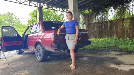 730 - Inday revving old car in sandals pedal cam