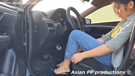 CustomVideo - 149 - Riez driving Suzuki in black heels