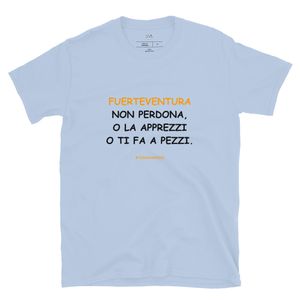 T-shirt in nero: Fuerteventura non perdona, o la apprezzi o ti fa a pezzi.