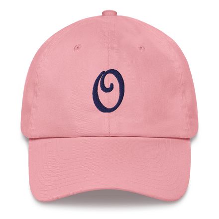 Hat with navy label &quot;O&quot;