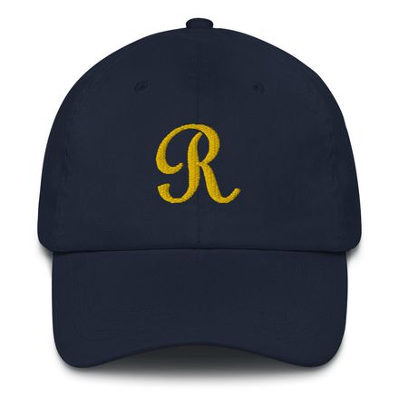 Hat with gold label &quot;R&quot;