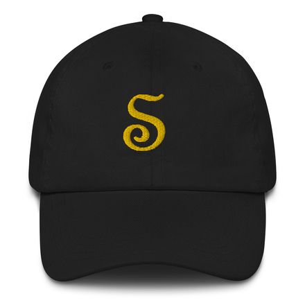 Hat with gold label &quot;S&quot;