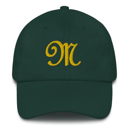 Hat with gold label &quot;M&quot;