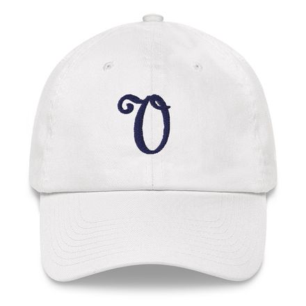 Hat with navy label &quot;V&quot;