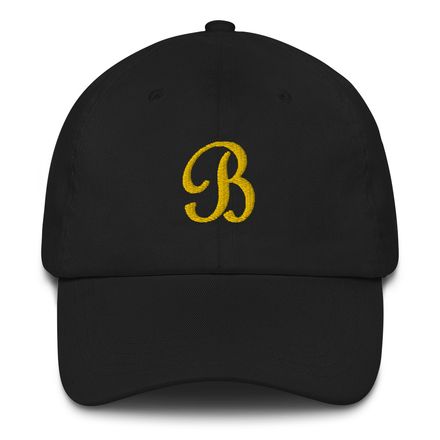 Hat with gold label &quot;B&quot;