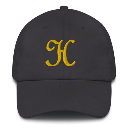 Hat with gold label &quot;H&quot; 