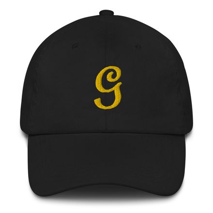 Hat with gold label &quot;G&quot;