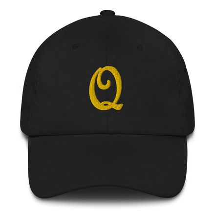 Hat with gold label &quot;Q&quot;