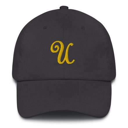 Hat with gold label &quot;U&quot;