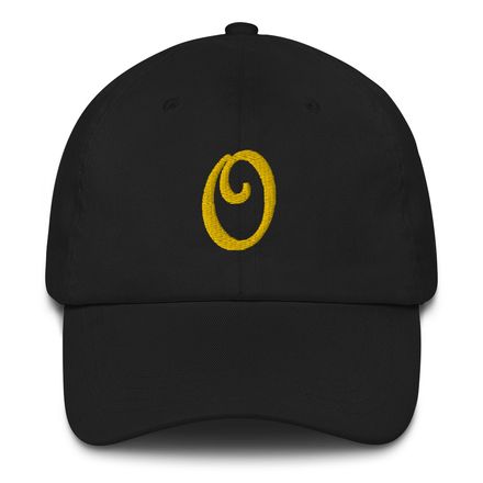 Hat with gold label &quot;O&quot;