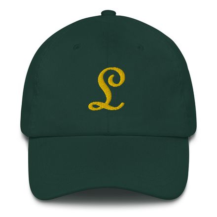 Hat with gold label &quot;L&quot;