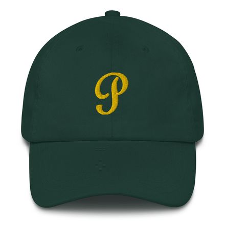 Hat with gold label &quot;P&quot;