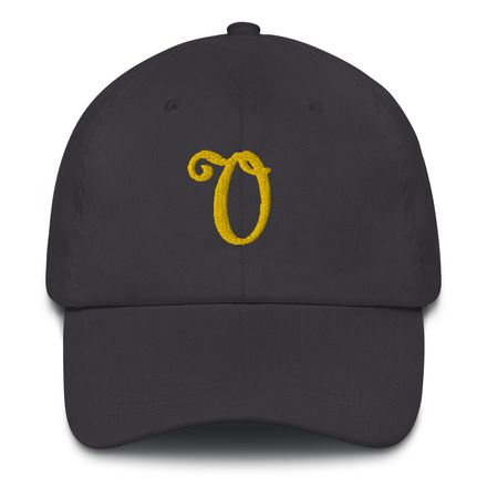 Hat with gold label &quot;V&quot;