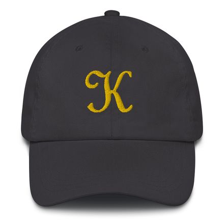 Hat with gold label &quot;K&quot;