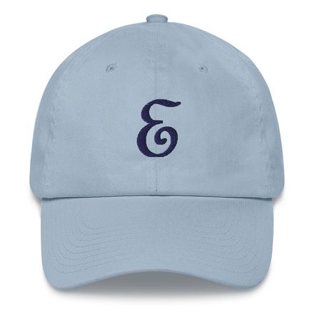 Hat with navy label &quot;E&quot;