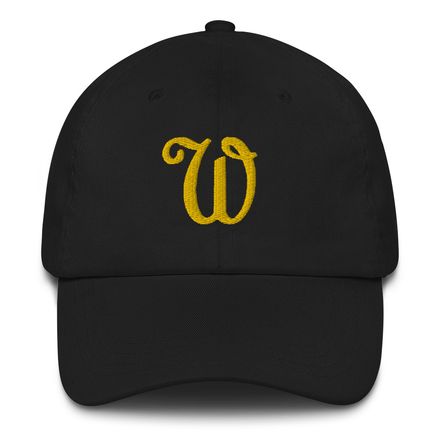 Hat with gold label &quot;W&quot;