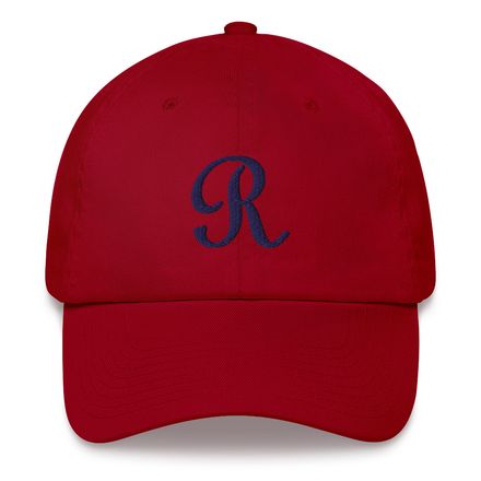 Hat with navy label &quot;R&quot;