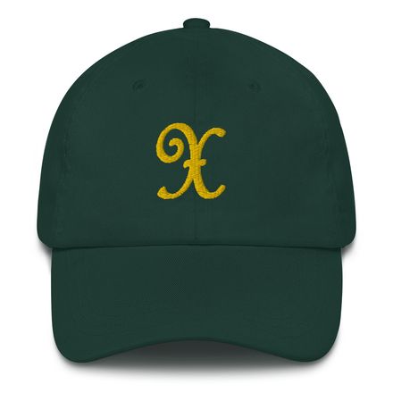 Hat with gold label &quot;X&quot;