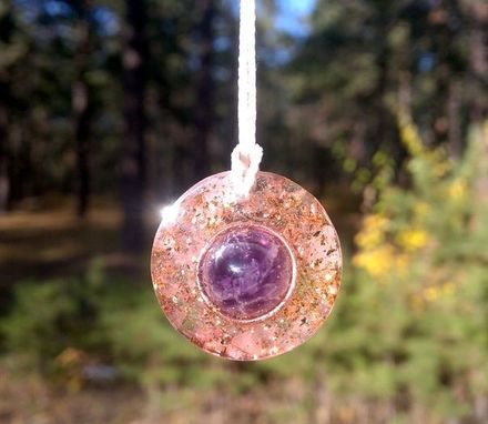 Round reinforced flame-retardant pendant with an amethyst stone