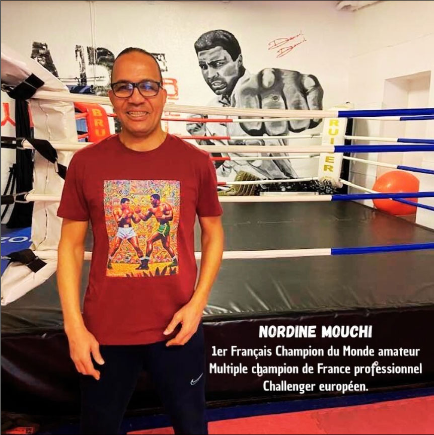 Nordine Mouchi - Champion de boxe portant le t-shirt Ali Bomayé dans une salle de boxe