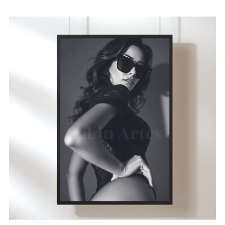Starke Frau mit Sonnenbrille – Schwarz-Weiß-Digitalbild mit Stil &amp; Attitüde