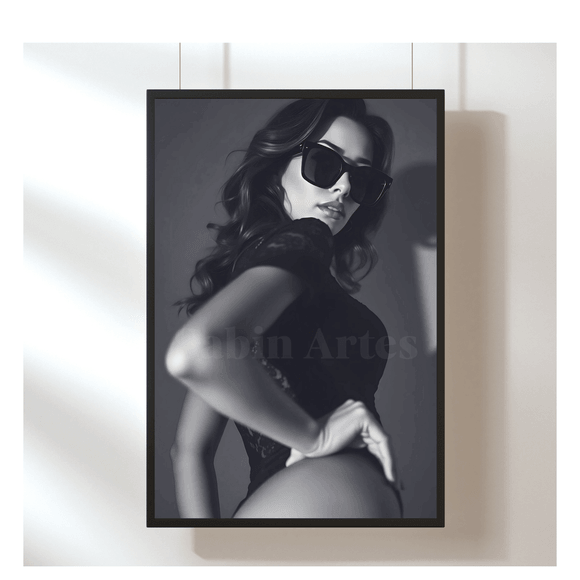 Starke Frau mit Sonnenbrille – Schwarz-Weiß-Digitalbild mit Stil &amp; Attitüde