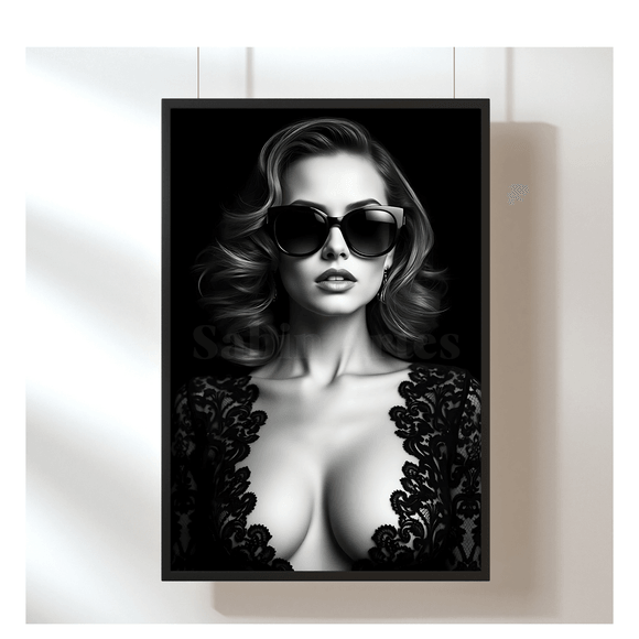 Schwarz-Weiß Porträt einer glamourösen Frau mit Sonnenbrille – Kunstposter zum Download