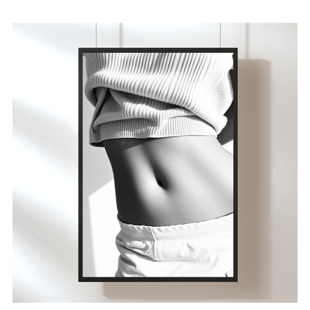 Schwarz-Weiß Fine Art Fotografie – Sinnlicher Frauenbauch in weichem Licht – Digitales Erotikbild