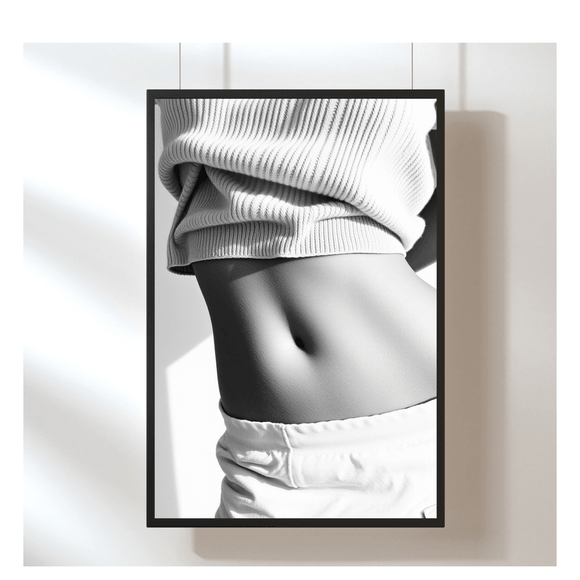 Schwarz-Weiß Fine Art Fotografie – Sinnlicher Frauenbauch in weichem Licht – Digitales Erotikbild