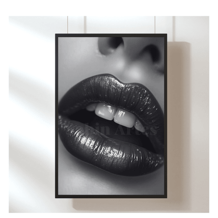 Nahaufnahme glänzender Lippen – Erotisches Schwarz-Weiß-Kunstwerk als Digitalbild
