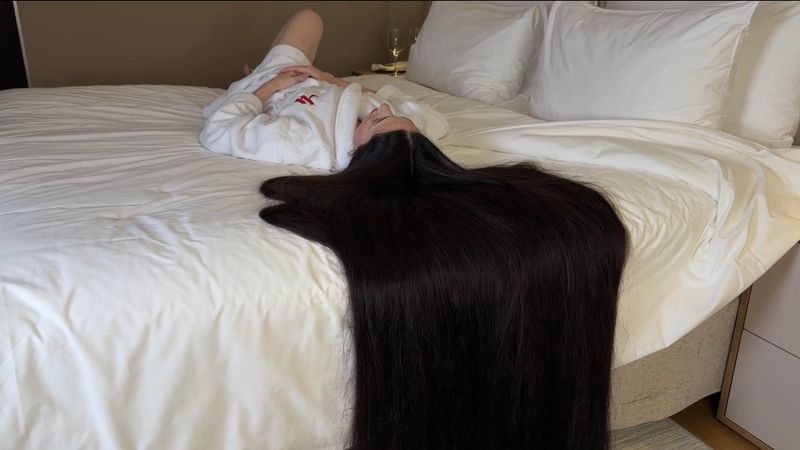 Hair play on the bed 10 minutes 