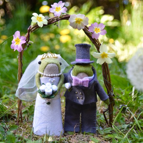 Wedding Outfits For Beanz &amp; Bonnie The Frog - Felt Sewing Pattern  