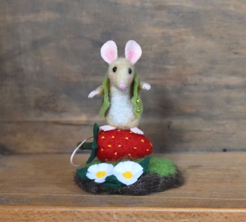 Summer Mouse On Strawberry - Needle Felting Pattern PDF