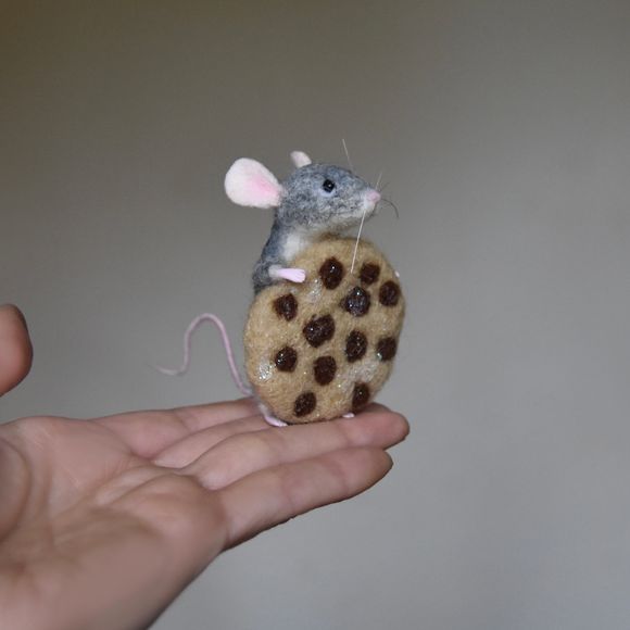 Needle Felted Lifelike Grey Mouse With cookie   - Ornament 