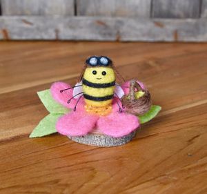 Aviator Bee Sitting In Flower - Needle Felting Pattern PDF - Tutorial  