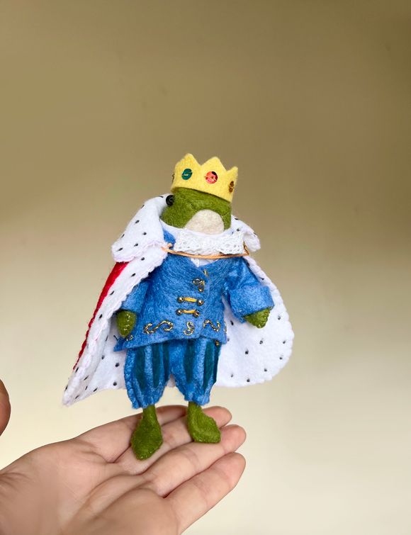 PDF Miniature Frog Prince Outfit Sewing Pattern for Frog and other small animal dolls