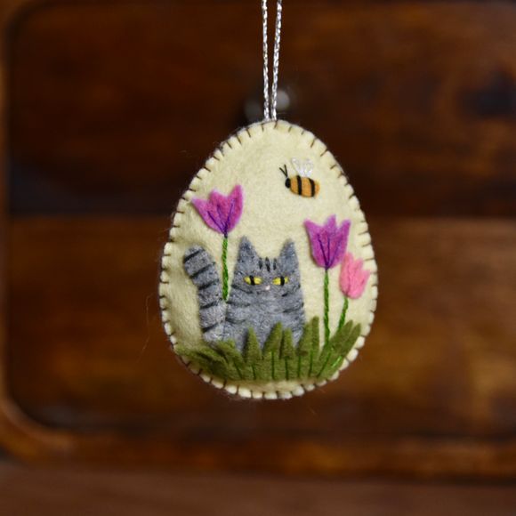 Kitty with tulips and bee - Easter ornament 