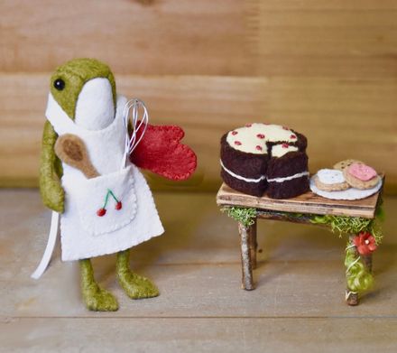 Miniature Baking Outfit - Apron - For Beanz The Frog Doll - Cake - Sewing Pattern PDF Tutorial 