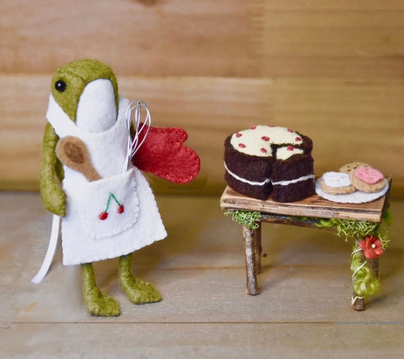 Miniature Baking Outfit - Apron - For Beanz The Frog Doll - Cake - Sewing Pattern PDF Tutorial 